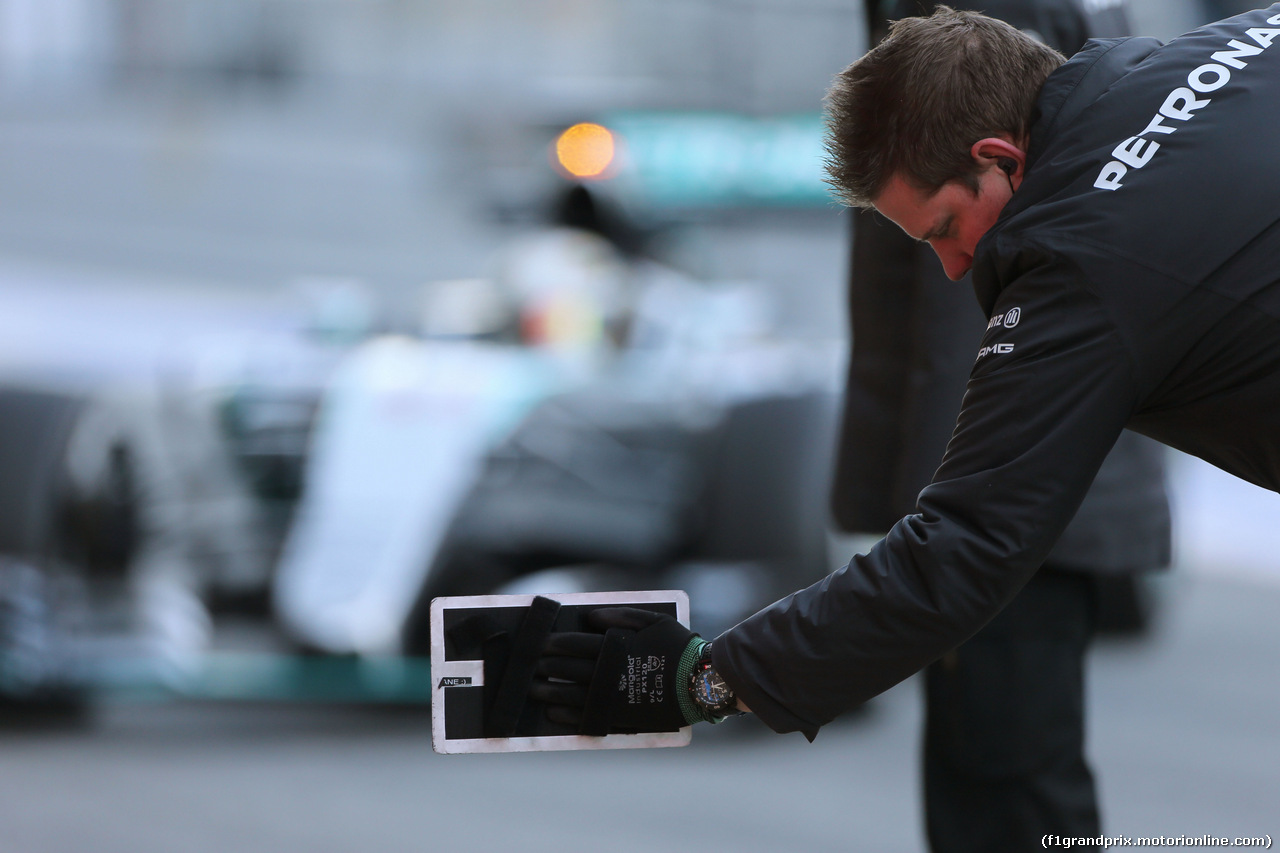 TEST F1 BARCELLONA 28 FEBBRAIO, Lewis Hamilton (GBR) Mercedes AMG F1 W06 enters the pit box.
28.02.2015.