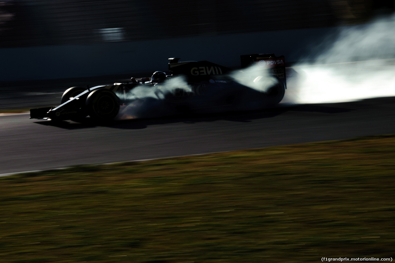 TEST F1 BARCELLONA 28 FEBBRAIO, Romain Grosjean (FRA) Lotus F1 E23 locks up under braking.
28.02.2015.
