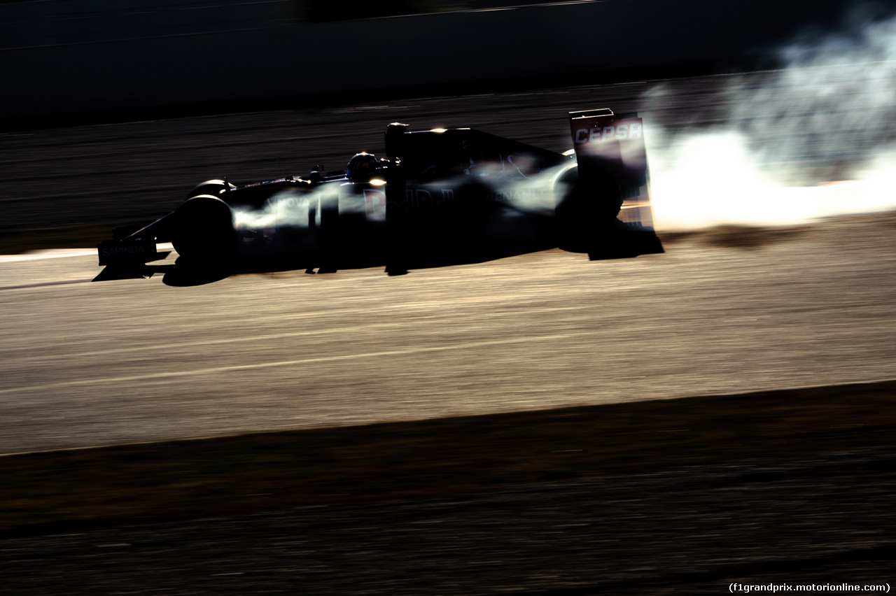 TEST F1 BARCELLONA 28 FEBBRAIO, Carlos Sainz Jr (ESP) Scuderia Toro Rosso STR10 locks up under braking.
28.02.2015.
