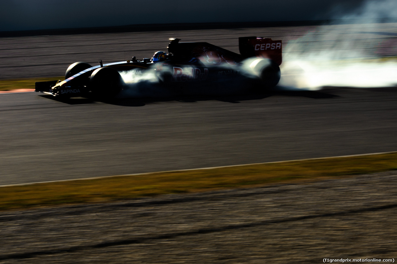 TEST F1 BARCELLONA 28 FEBBRAIO, Carlos Sainz Jr (ESP) Scuderia Toro Rosso STR10 locks up under braking.
28.02.2015.