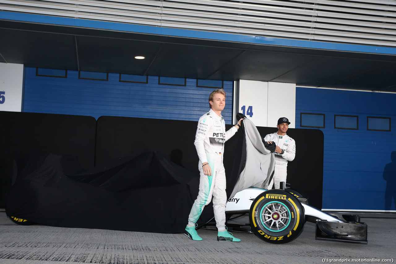 TEST F1 JEREZ 1 FEBBRAIO, (L to R): Nico Rosberg (GER) Mercedes AMG F1 e team mate Lewis Hamilton (GBR) Mercedes AMG F1 unveil the Mercedes AMG F1 W06.
01.02.2015.