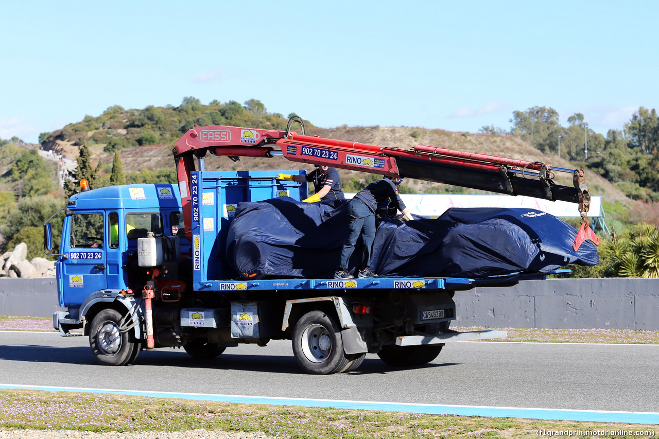 TEST F1 JEREZ 1 FEBBRAIO, The Scuderia Toro Rosso STR10 of Carlos Sainz Jr (ESP) Scuderia Toro Rosso is recovered back to the pits on the back of a truck.
01.02.2015.