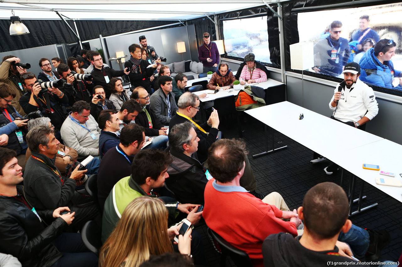 TEST F1 JEREZ 1 FEBBRAIO, Fernando Alonso (ESP) McLaren with the media.
01.02.2015.