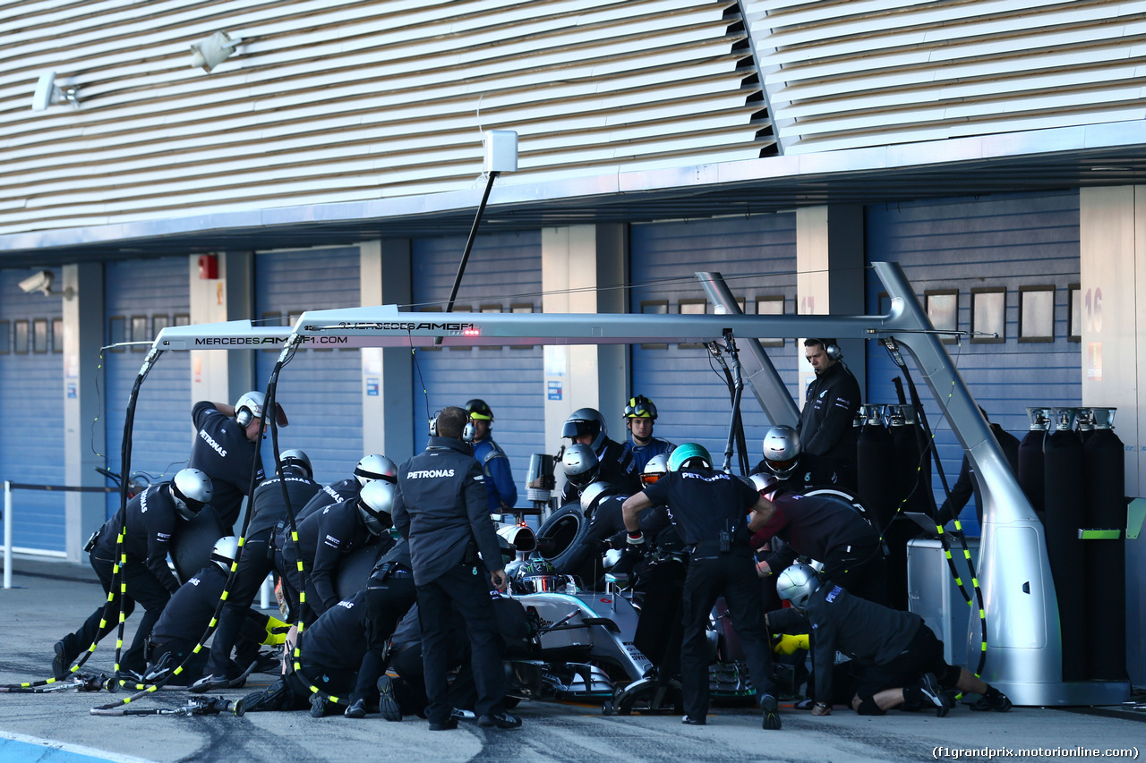 TEST F1 JEREZ 1 FEBBRAIO, Nico Rosberg (GER) Mercedes AMG F1 W06 practices a pit stop.
01.02.2015.