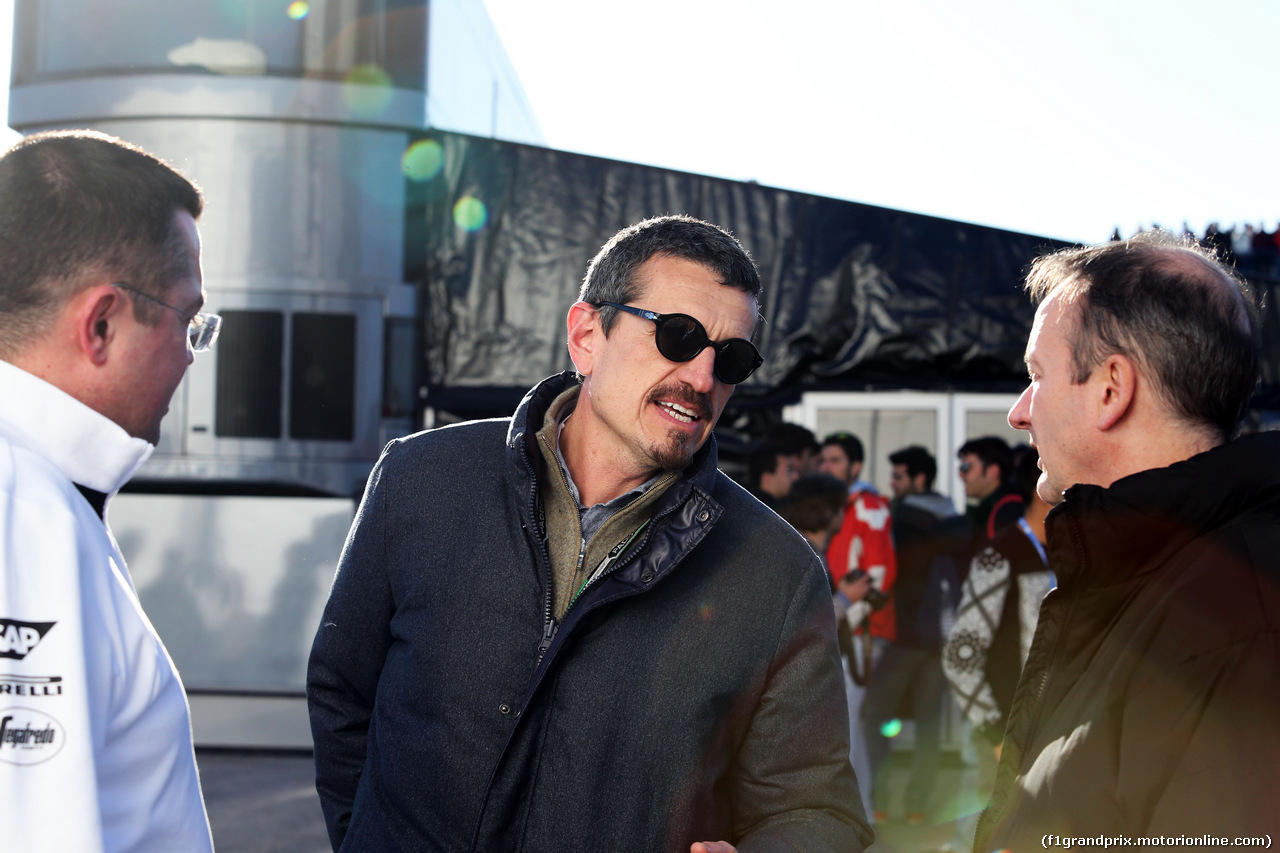 TEST F1 JEREZ 1 FEBBRAIO, (L to R): Eric Boullier (FRA) McLaren Racing Director with Guenther Steiner (ITA) Haas F1 Team Prinicipal e Jonathan Neale (GBR) McLaren Chief Operating Officer.
01.02.2015.