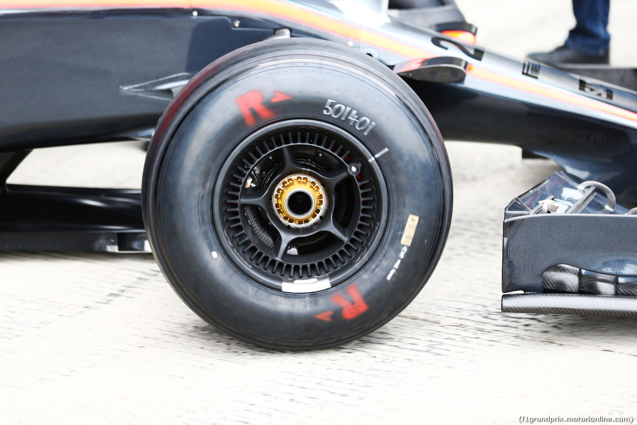 TEST F1 JEREZ 2 FEBBRAIO, McLaren MP4-30 front wheel detail.
02.02.2015.