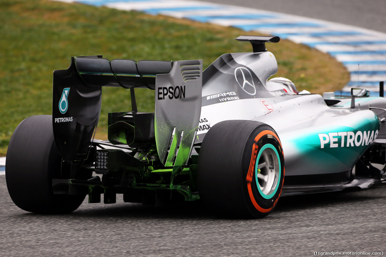 TEST F1 JEREZ 2 FEBBRAIO, Lewis Hamilton (GBR) Mercedes AMG F1 W06 running flow-vis paint on the rear wing.
02.02.2015.