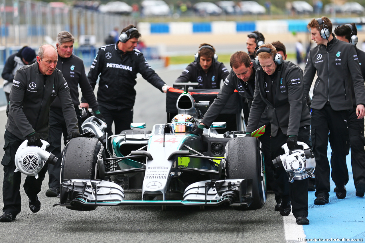 TEST F1 JEREZ 2 FEBBRAIO, Lewis Hamilton (GBR) Mercedes AMG F1 W06 is pushed back down the pit lane.
02.02.2015.