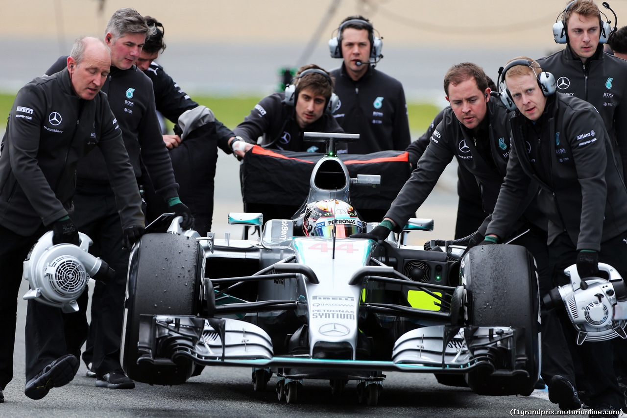 TEST F1 JEREZ 2 FEBBRAIO, Lewis Hamilton (GBR) Mercedes AMG F1 W06 is pushed down the pit lane by meccanici after he stopped.
02.02.2015. Formula One Testing, Day Two, Jerez, Spain.
- www.xpbimages.com, EMail: requests@xpbimages.com - copy of publication required for printed pictures. Every used picture is fee-liable. © Copyright: Moy / XPB Images