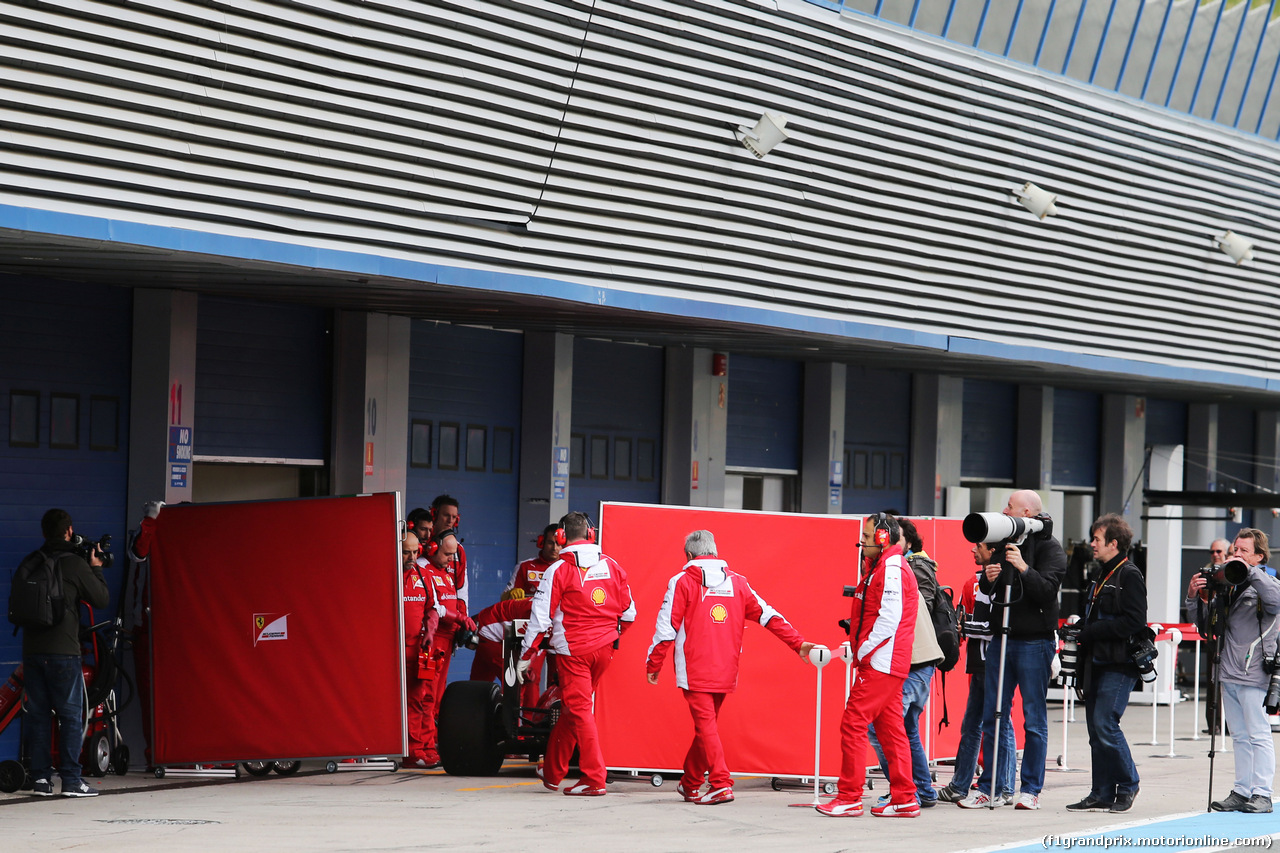TEST F1 JEREZ 2 FEBBRAIO, Sebastian Vettel (GER) Ferrari SF15-T heads behind the covers in the pits.
02.02.2015.
