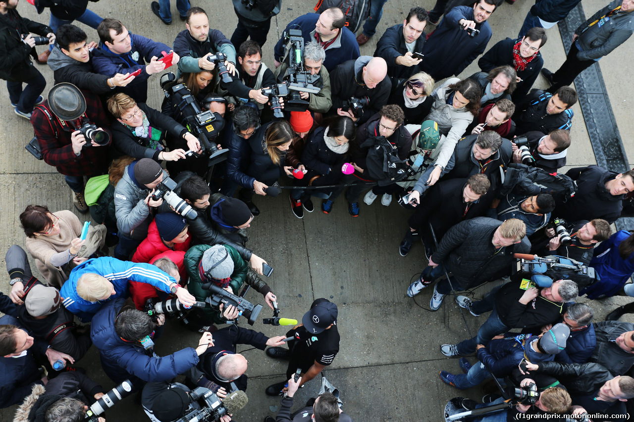TEST F1 JEREZ 2 FEBBRAIO, Lewis Hamilton (GBR) Mercedes AMG F1 with the media.
02.02.2015.