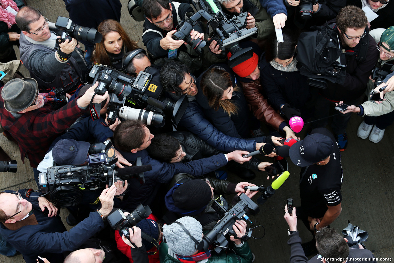 TEST F1 JEREZ 2 FEBBRAIO, Lewis Hamilton (GBR) Mercedes AMG F1 with the media.
02.02.2015.