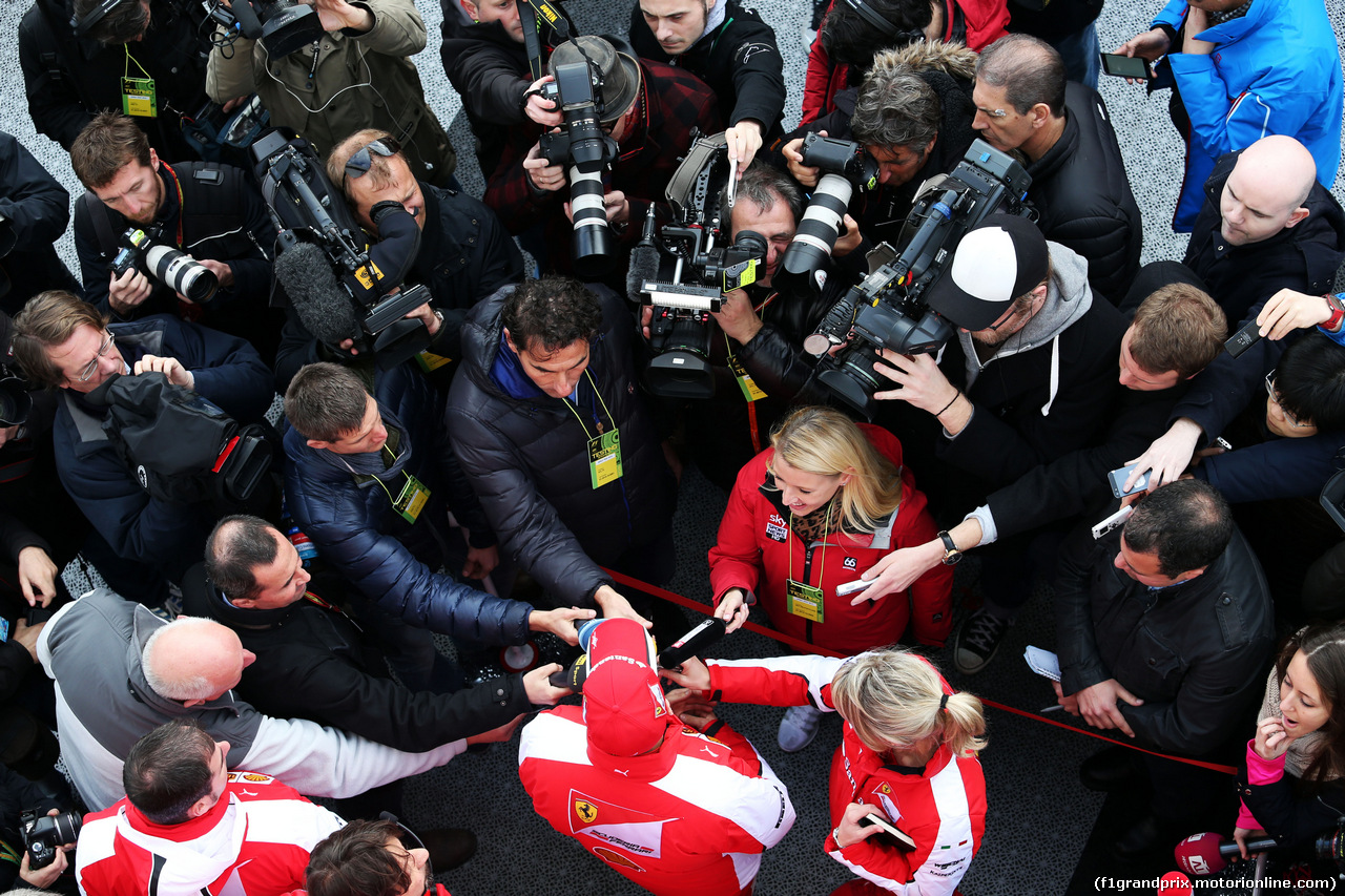 TEST F1 JEREZ 2 FEBBRAIO, Sebastian Vettel (GER) Ferrari with the media.
02.02.2015.