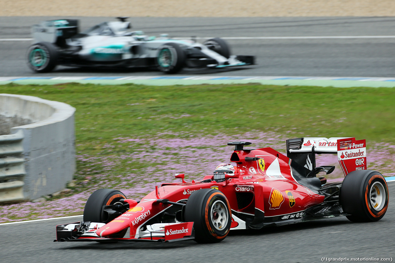 TEST F1 JEREZ 3 FEBBRAIO, Kimi Raikkonen (FIN) Ferrari SF15-T davanti a Nico Rosberg (GER) Mercedes AMG F1 W06.
03.02.2015.
