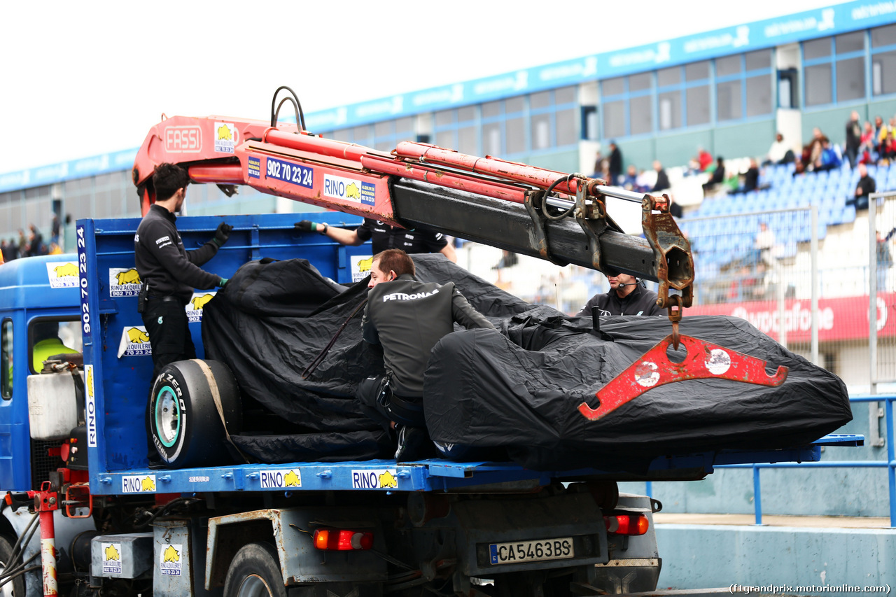 TEST F1 JEREZ 3 FEBBRAIO, The Mercedes AMG F1 W06 of Nico Rosberg (GER) Mercedes AMG F1 is recovered back to the pits on the back of a truck.
03.02.2015.