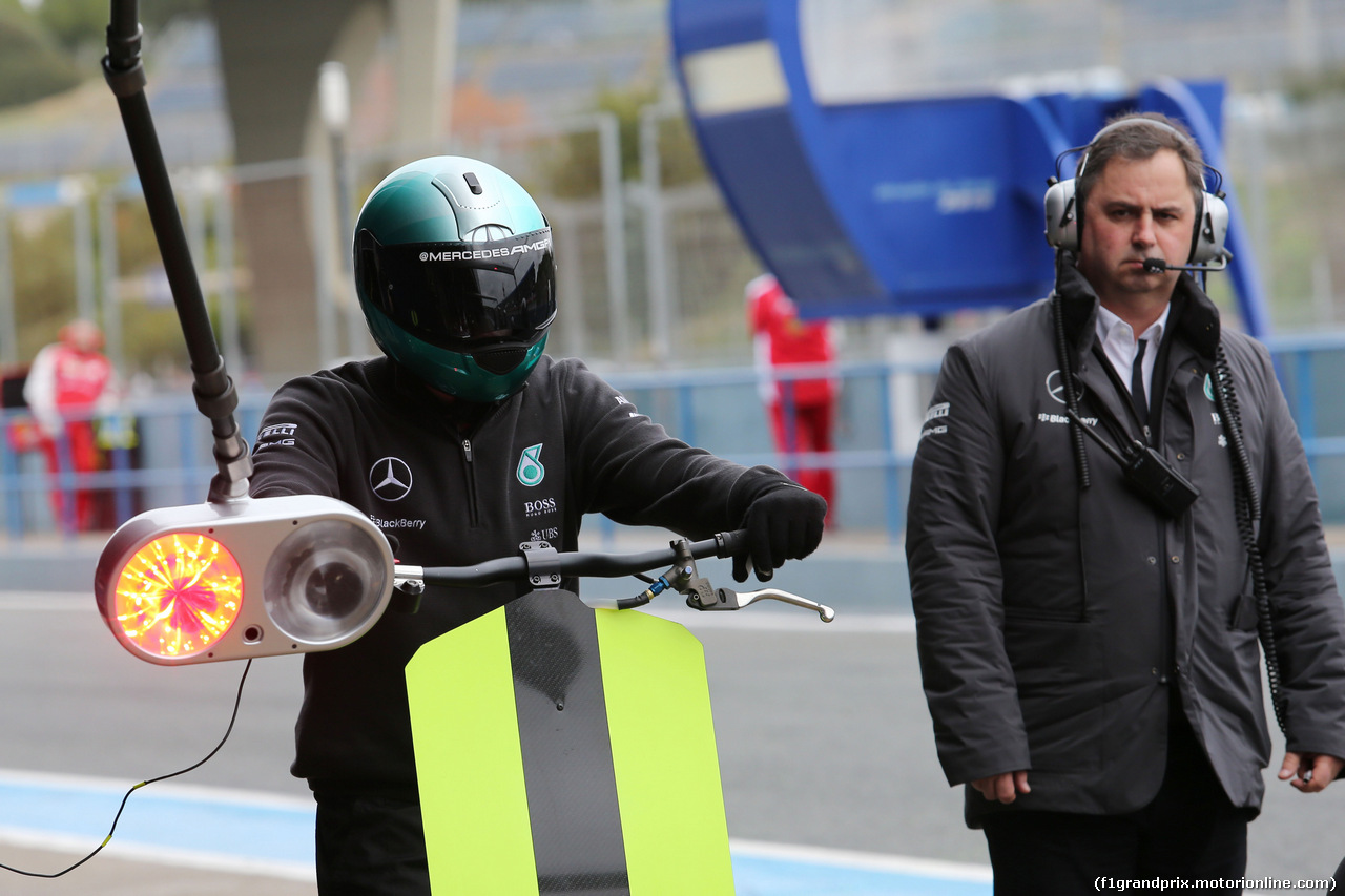 TEST F1 JEREZ 3 FEBBRAIO, Mercedes AMG F1 practice pit stops.
03.02.2015.