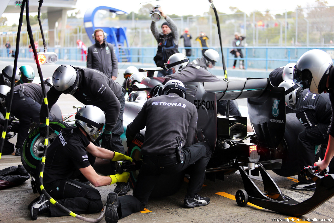 TEST F1 JEREZ 3 FEBBRAIO, Mercedes AMG F1 practice pit stops.
03.02.2015.