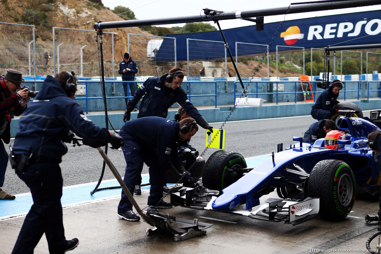 TEST F1 JEREZ 3 FEBBRAIO, Felipe Nasr (BRA) Sauber C34 practices a pit stop.
03.02.2015.