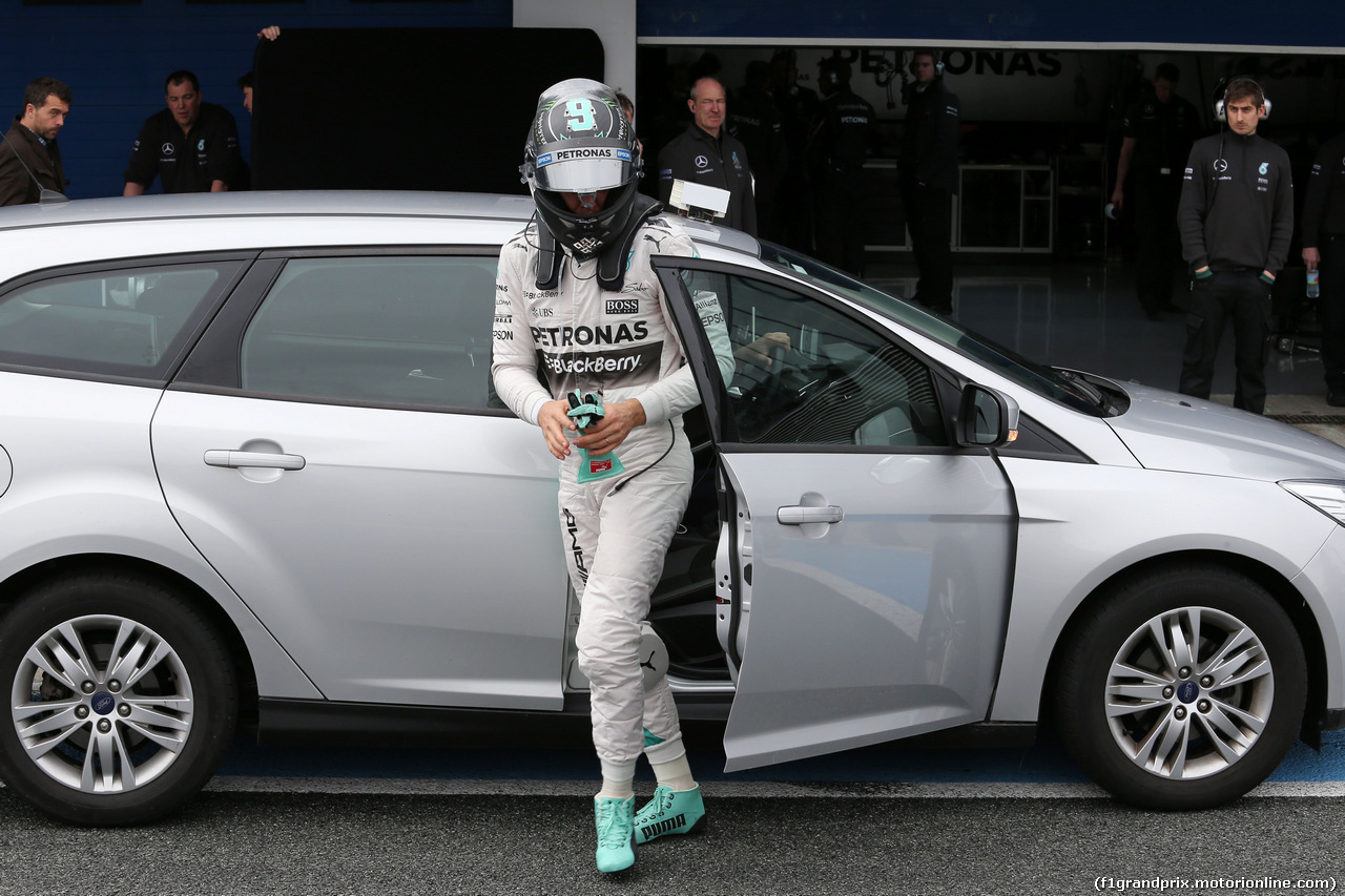 TEST F1 JEREZ 3 FEBBRAIO, Nico Rosberg (GER) Mercedes AMG F1 arrives back in the pits after stopping on the circuit.
03.02.2015.