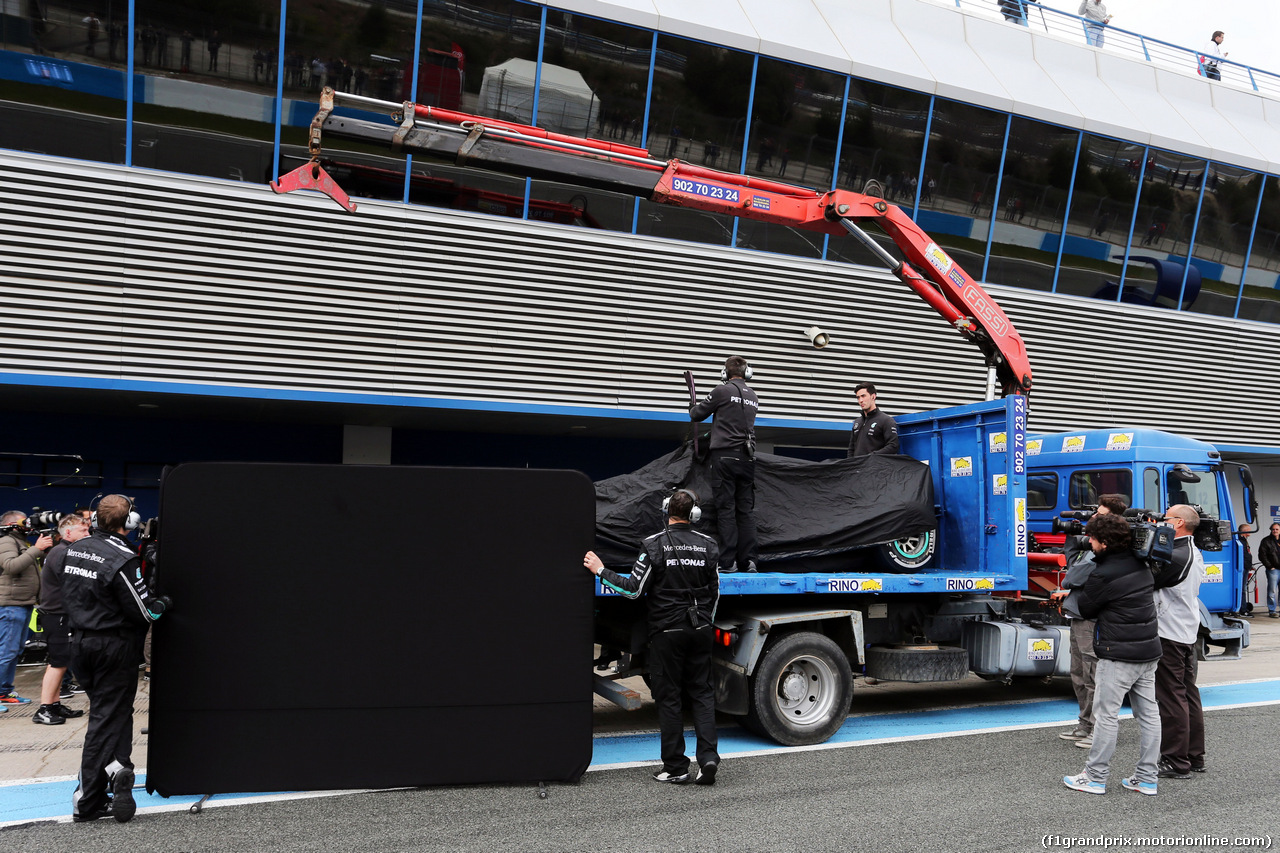 TEST F1 JEREZ 3 FEBBRAIO, The Mercedes AMG F1 W06 of Nico Rosberg (GER) Mercedes AMG F1 is recovered back to the pits on the back of a truck.
03.02.2015.
