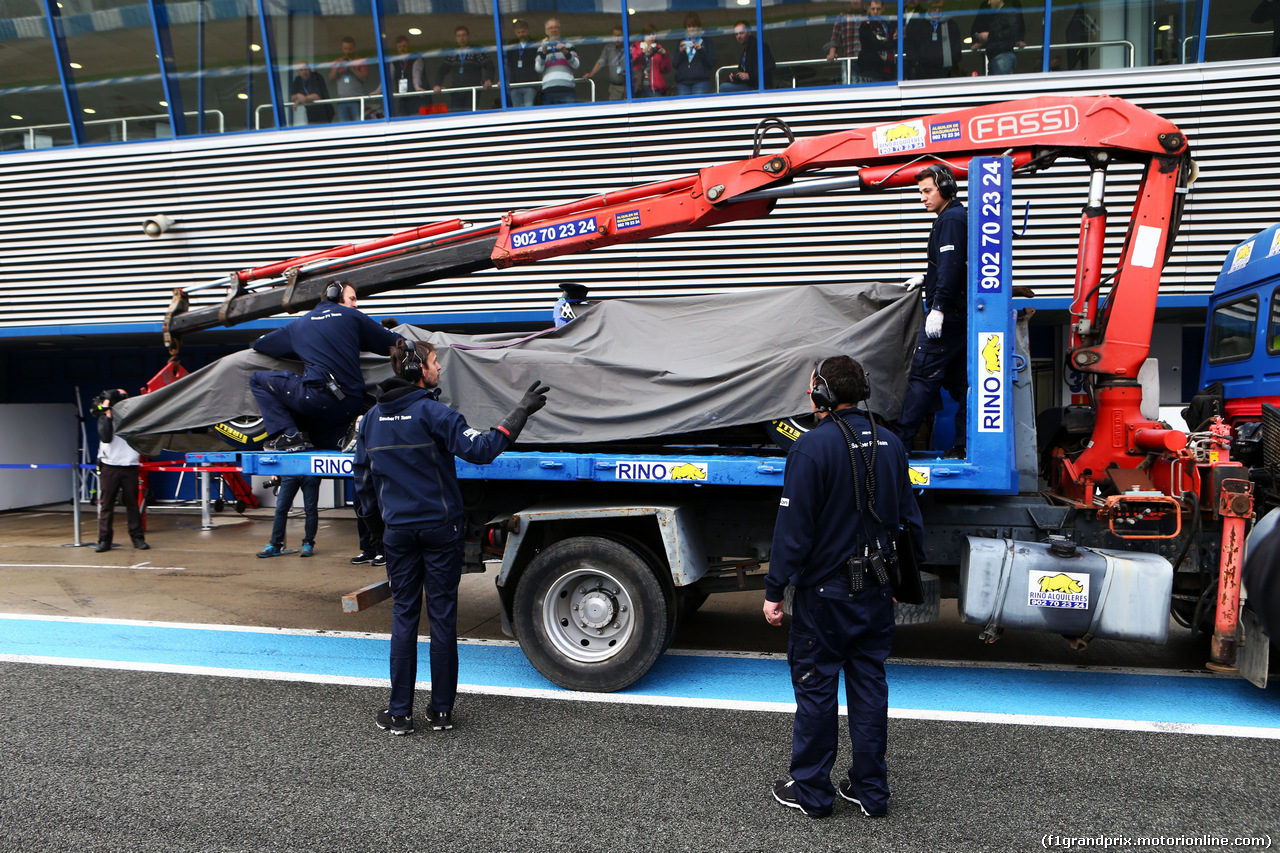 TEST F1 JEREZ 3 FEBBRAIO, The Sauber C34 of Felipe Nasr (BRA) Sauber F1 Team is recovered back to the pits on the back of a truck.
03.02.2015.