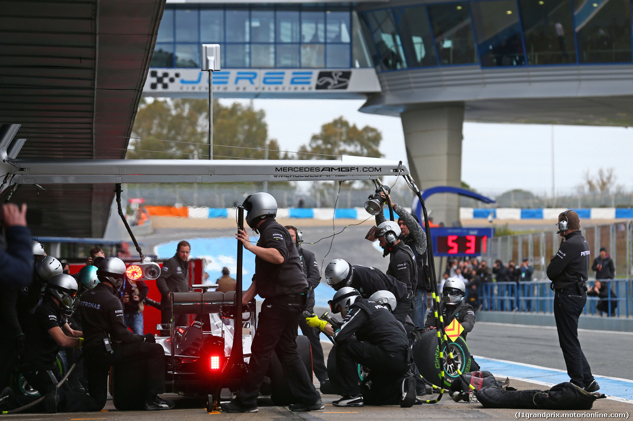 TEST F1 JEREZ 3 FEBBRAIO, Nico Rosberg (GER) Mercedes AMG F1 W06 practices a pit stop.
03.02.2015.