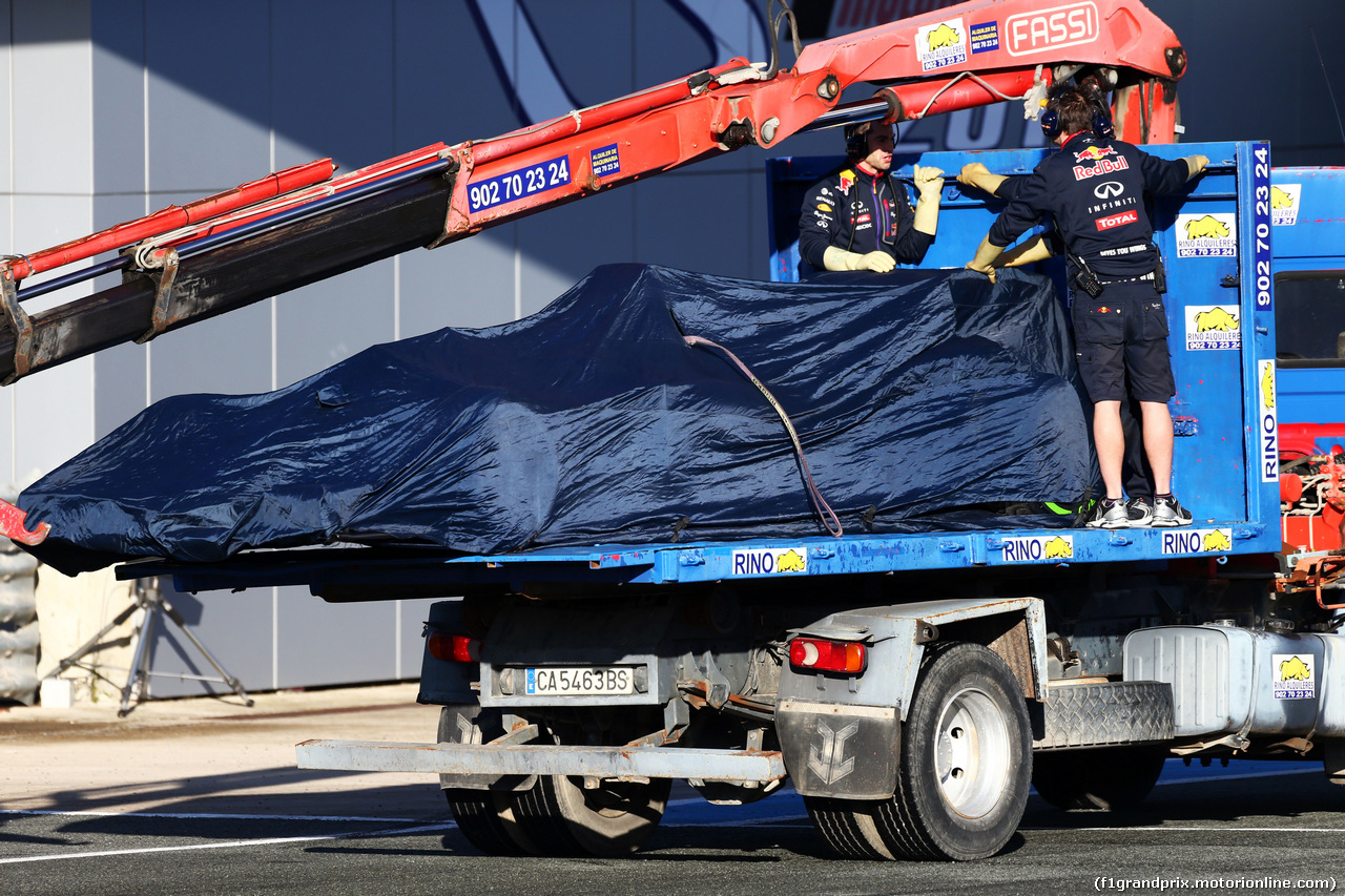 TEST F1 JEREZ 4 FEBBRAIO, The Red Bull Racing RB11 of Daniil Kvyat (RUS) Red Bull Racing is recovered back to the pits on the back of a truck.
04.02.2015.