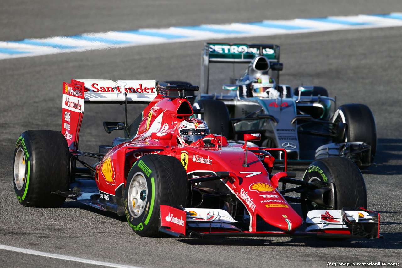 TEST F1 JEREZ 4 FEBBRAIO, Kimi Raikkonen (FIN) Ferrari SF15-T davanti a Lewis Hamilton (GBR) Mercedes AMG F1 W06.
04.02.2015.