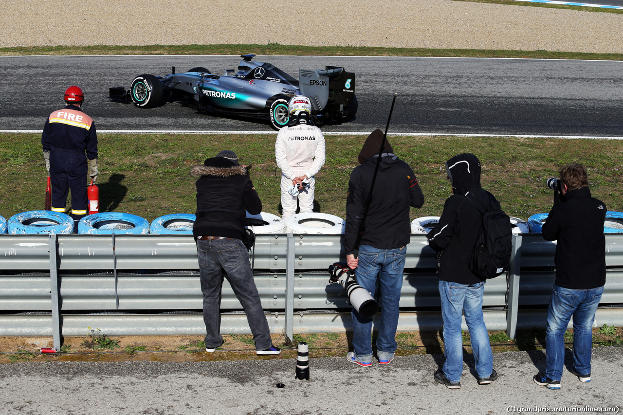 TEST F1 JEREZ 4 FEBBRAIO, Lewis Hamilton (GBR) Mercedes AMG F1 W06 stops on the circuit.
04.02.2015.