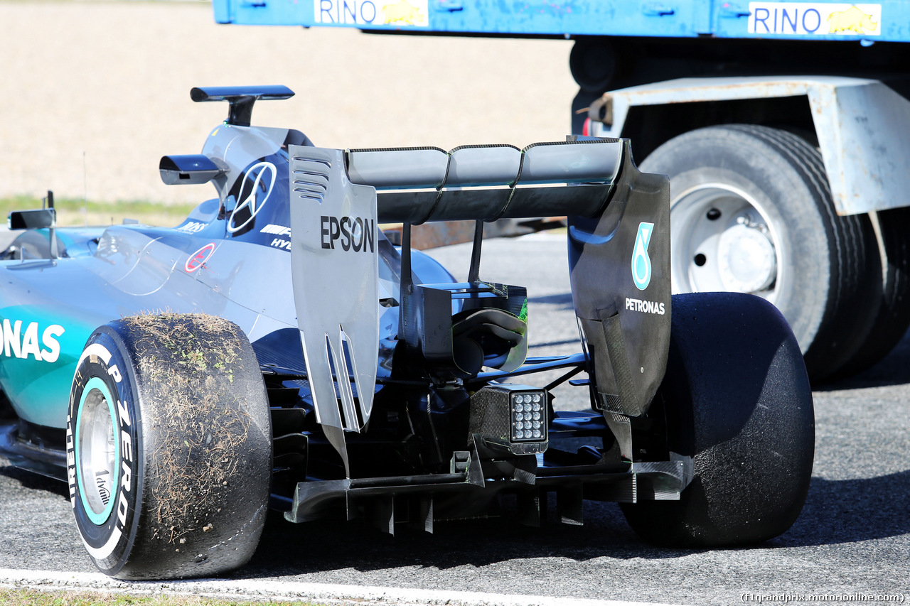 TEST F1 JEREZ 4 FEBBRAIO, The Mercedes AMG F1 W06 of Lewis Hamilton (GBR) Mercedes AMG F1 is recovered back to the pits on the back of a truck.
04.02.2015.