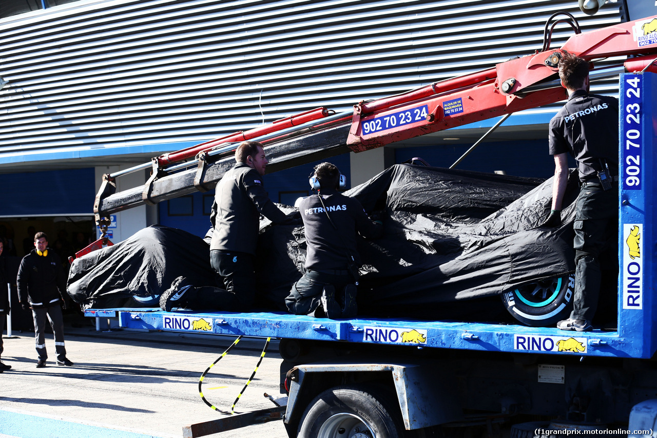 TEST F1 JEREZ 4 FEBBRAIO, The Mercedes AMG F1 W06 of Lewis Hamilton (GBR) Mercedes AMG F1 is recovered back to the pits on the back of a truck.
04.02.2015. F