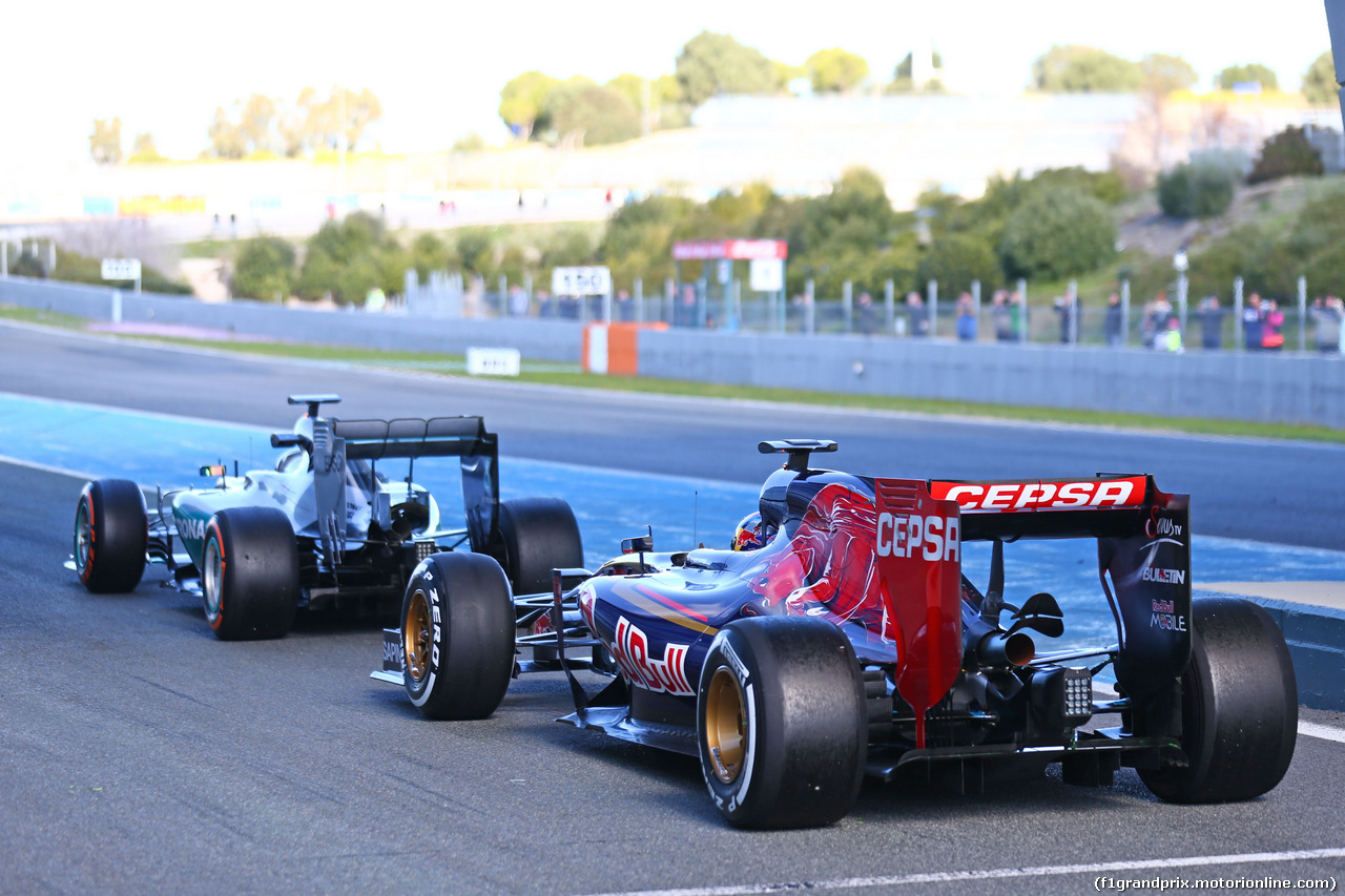 TEST F1 JEREZ 4 FEBBRAIO, Lewis Hamilton (GBR) Mercedes AMG F1 W06 e Max Verstappen (NLD) Scuderia Toro Rosso STR10 at the pit lane exit.
04.02.2015.