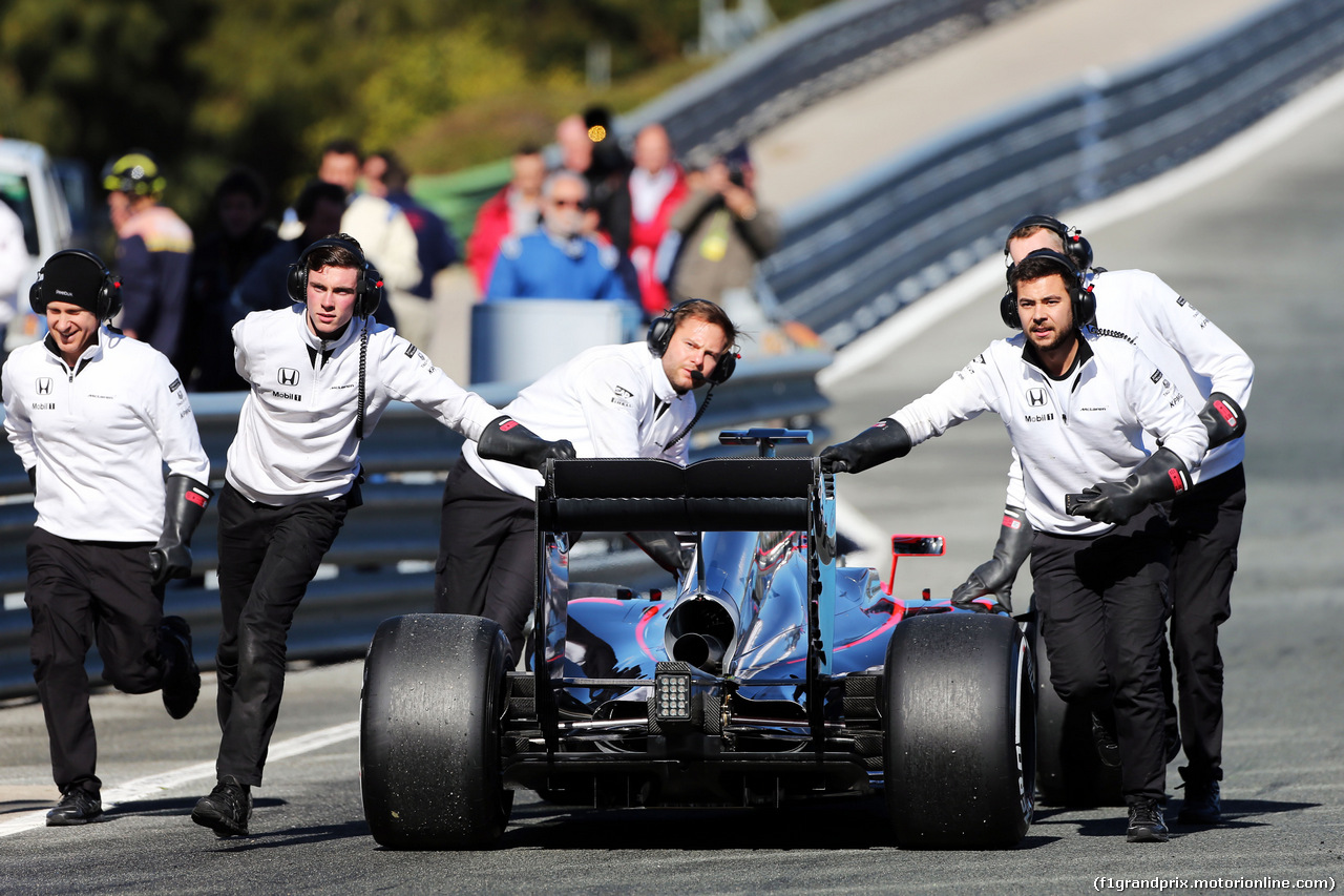 TEST F1 JEREZ 4 FEBBRAIO, Jenson Button (GBR) McLaren MP4-30 is recovered back to the pits by meccanici.
04.02.2015.