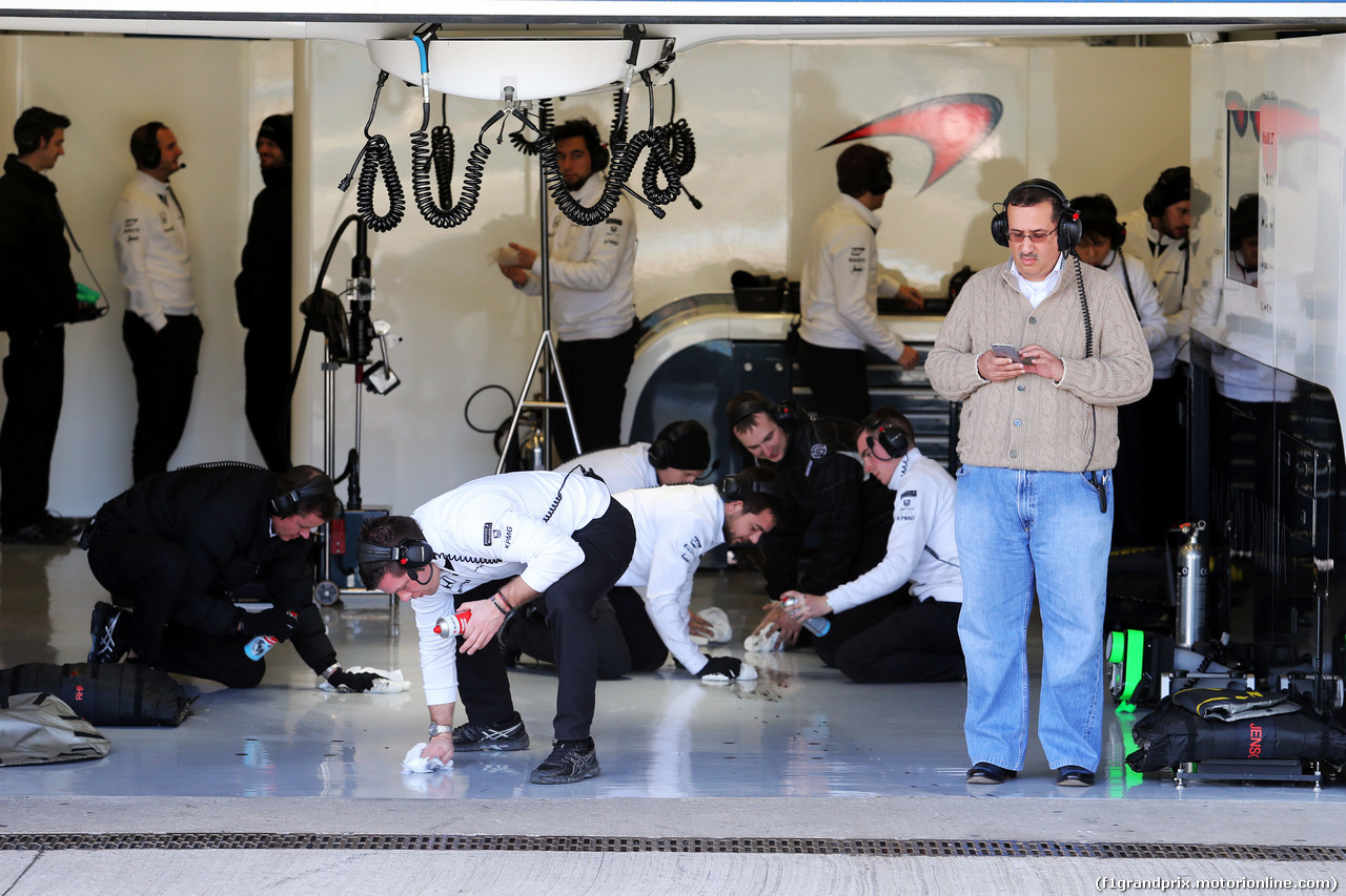 TEST F1 JEREZ 4 FEBBRAIO, Sheikh Mohammed bin Essa Al Khalifa (BRN) CEO of the Bahrain Economic Development Board e McLaren Shareholder as meccanici clean the pit garage.
04.02.2015.