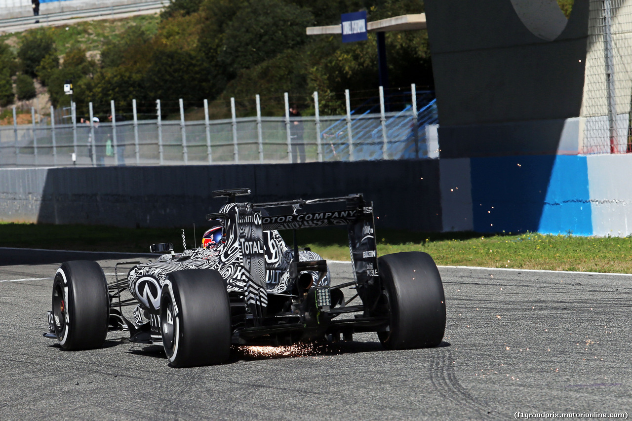 TEST F1 JEREZ 4 FEBBRAIO, Daniel Ricciardo (AUS) Red Bull Racing RB11 sparks down the partenza/finish straight.
04.02.2015.