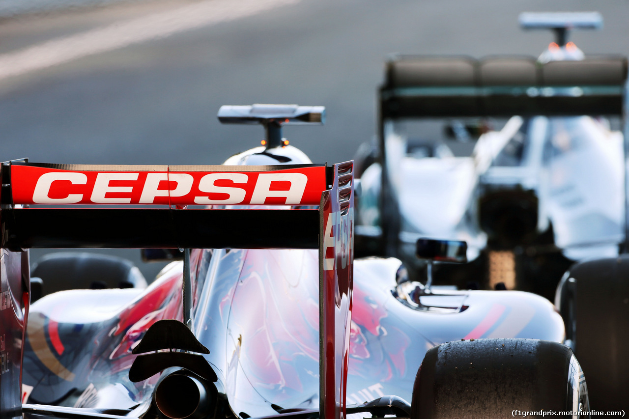 TEST F1 JEREZ 4 FEBBRAIO, Max Verstappen (NLD) Scuderia Toro Rosso STR10 e Lewis Hamilton (GBR) Mercedes AMG F1 W06 at the pit lane exit.
04.02.2015.