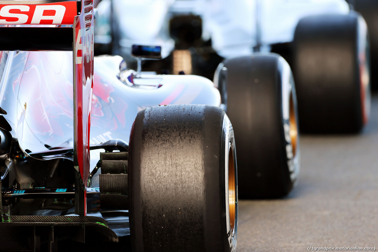 TEST F1 JEREZ 4 FEBBRAIO, Max Verstappen (NLD) Scuderia Toro Rosso STR10 e Lewis Hamilton (GBR) Mercedes AMG F1 W06 at the pit lane exit.
04.02.2015.