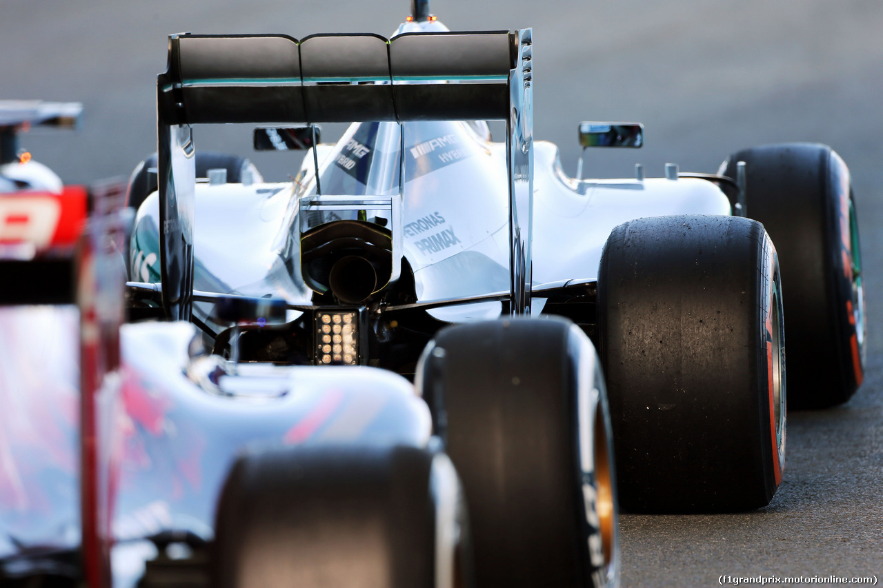 TEST F1 JEREZ 4 FEBBRAIO, Max Verstappen (NLD) Scuderia Toro Rosso STR10 e Lewis Hamilton (GBR) Mercedes AMG F1 W06 at the pit lane exit.
04.02.2015.