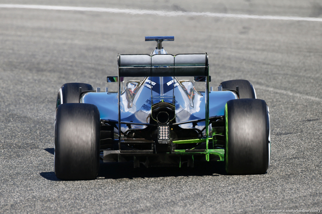 TEST F1 JEREZ 4 FEBBRAIO, Lewis Hamilton (GBR) Mercedes AMG F1 W06 running flow-vis paint on the rear diffuser.
04.02.2015.