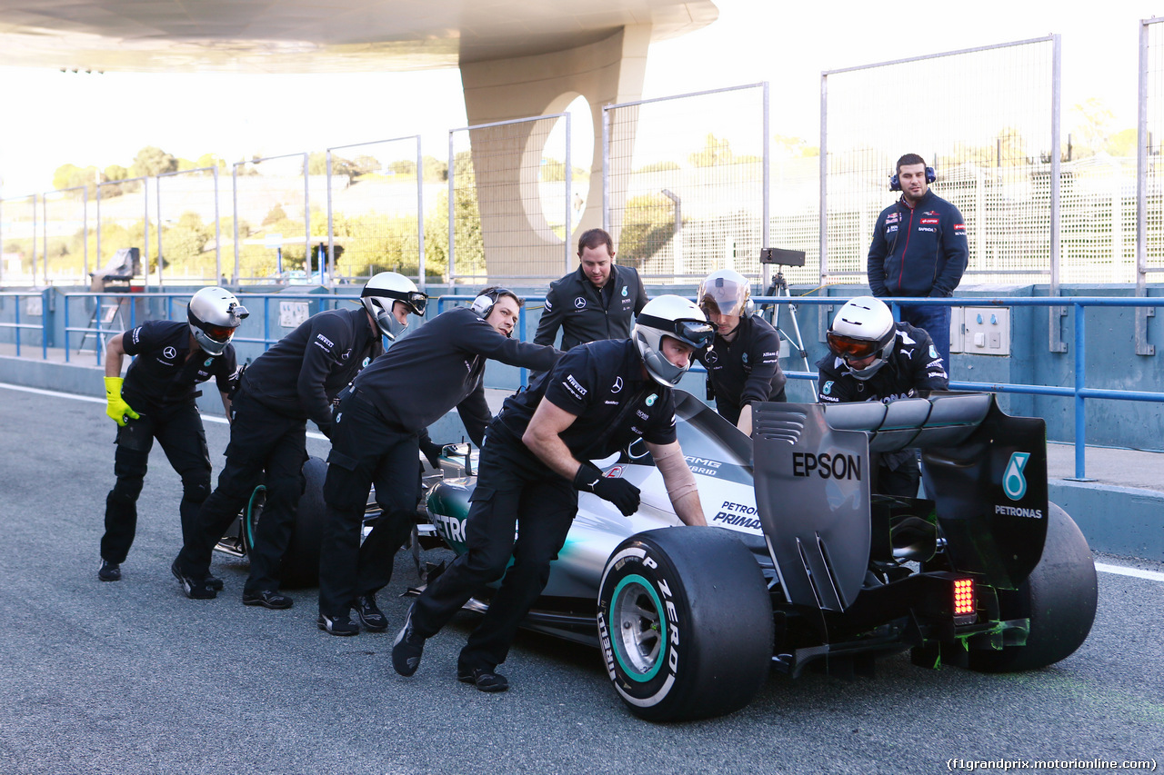 TEST F1 JEREZ 4 FEBBRAIO, Lewis Hamilton (GBR) Mercedes AMG F1 W06 is pushed back down the pit lane by meccanici.
04.02.2015.