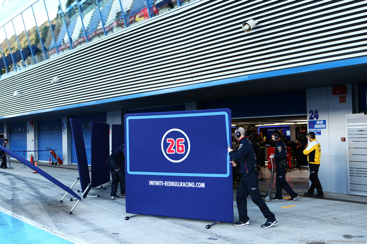 TEST F1 JEREZ 4 FEBBRAIO, Daniil Kvyat (RUS) Red Bull Racing RB11 covered by screens in the pits.
04.02.2015.