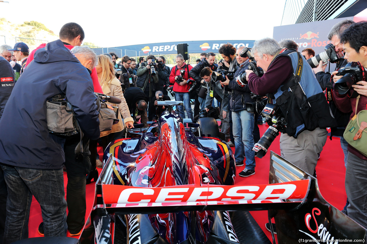 TORO ROSSO STR10, The media crowd over the Scuderia Toro Rosso STR10.
31.01.2015.