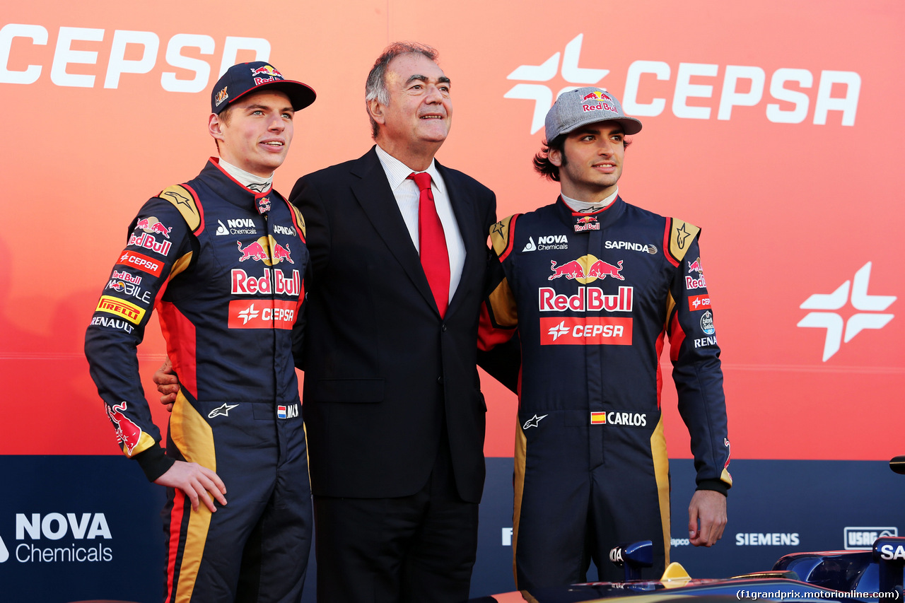 TORO ROSSO STR10, (L to R): Max Verstappen (NLD) Scuderia Toro Rosso with the Cepsa Vice President of Marketing e Carlos Sainz Jr (ESP) Scuderia Toro Rosso at the Scuderia Toro Rosso STR10 unveiling.
31.01.2015.