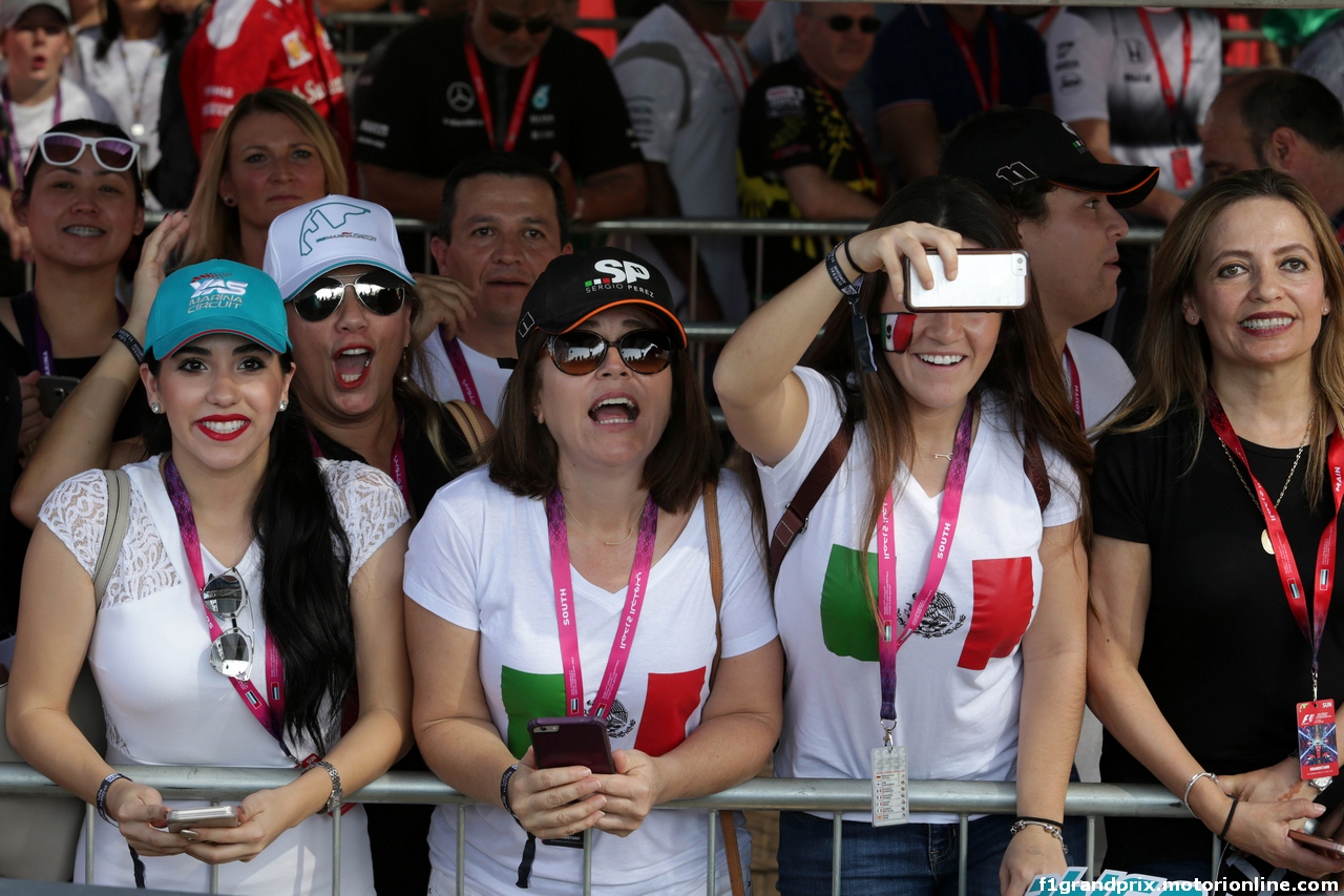 GP ABU DHABI, 27.11.2016 - Sergio Perez (MEX) Sahara Force India F1 VJM09 fans