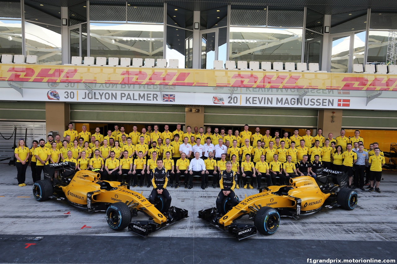 GP ABU DHABI, 27.11.2016 - Renault Sport F1 Team group photo, Jolyon Palmer (GBR) Renault Sport F1 Team RS16 e Kevin Magnussen (DEN) Renault Sport F1 Team RS16
