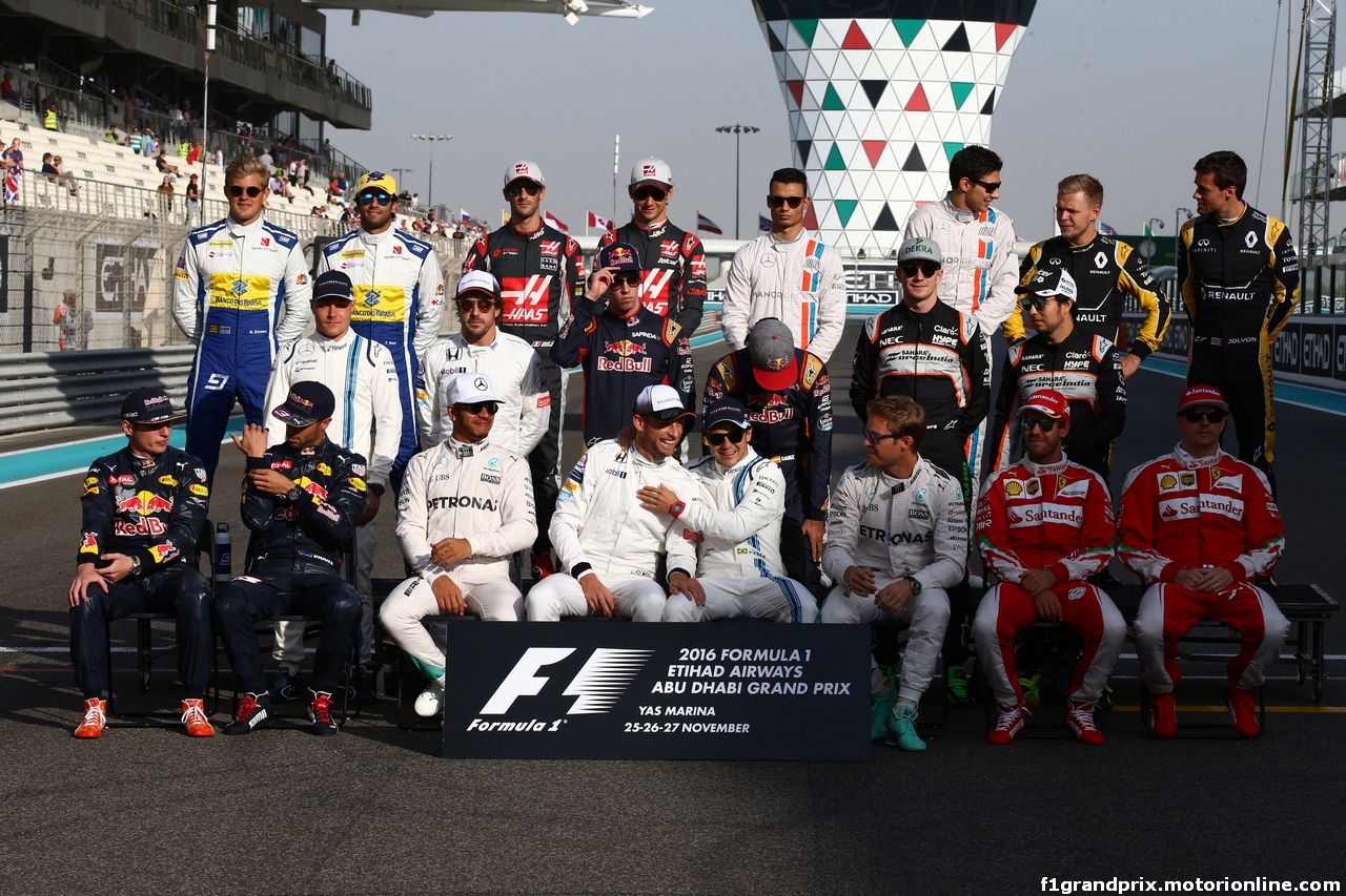 GP ABU DHABI, 27.11.2016 - Group photo 2016 F1 drivers, Jenson Button (GBR)  McLaren Honda MP4-31 e Felipe Massa (BRA) Williams FW38