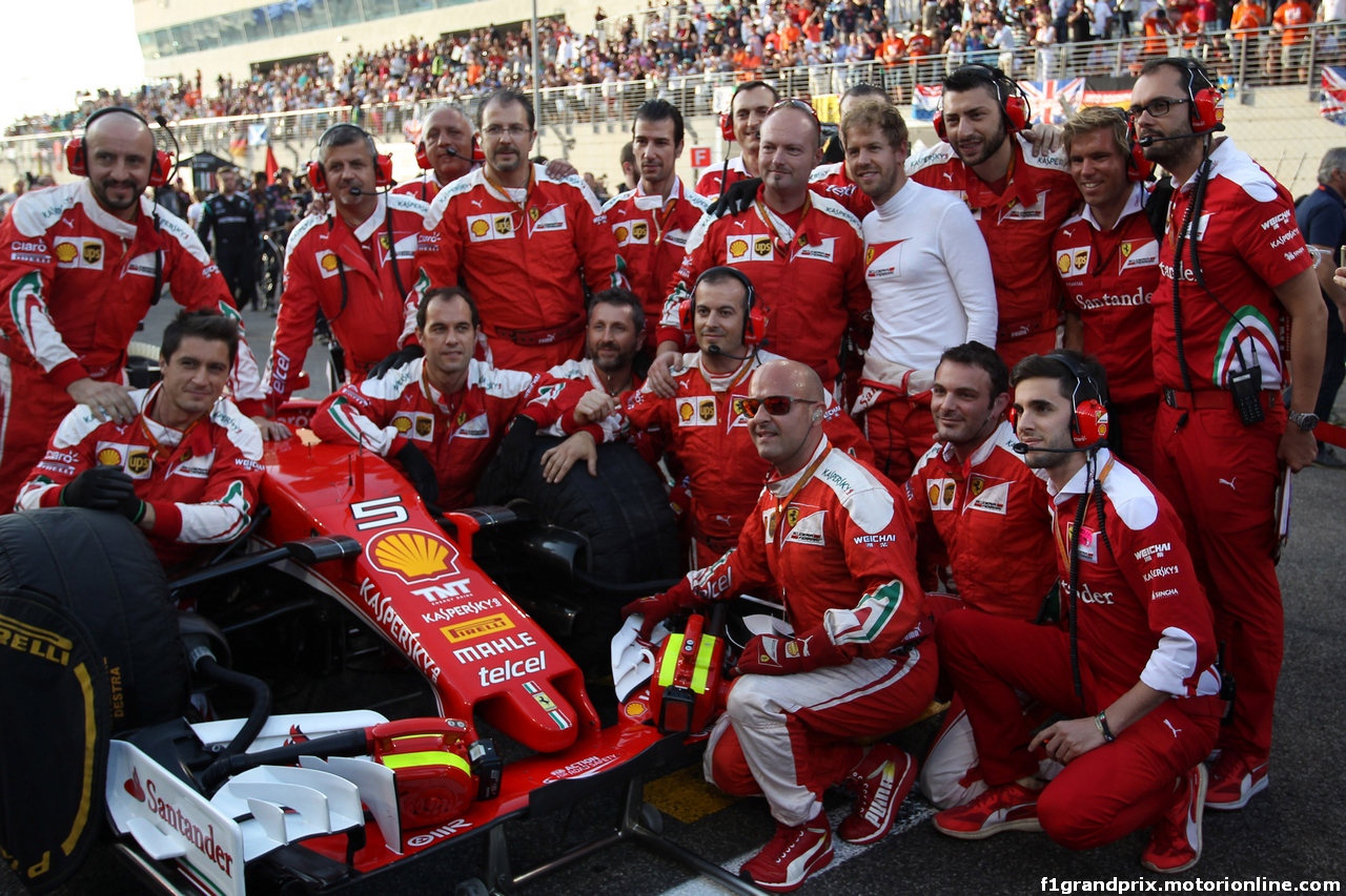 GP ABU DHABI, 27.11.2016 - Gara, Sebastian Vettel (GER) Ferrari SF16-H e his meccanici