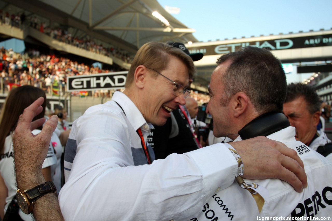 GP ABU DHABI, 27.11.2016 - Gara, Mika Hakkinen (FIN), ex F1 driver e Paddy Lowe (GBR) Mercedes AMG F1 Executive Director