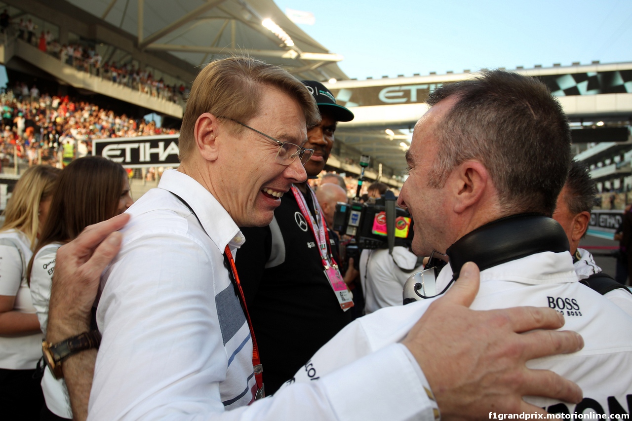 GP ABU DHABI, 27.11.2016 - Gara, Mika Hakkinen (FIN), ex F1 driver e Paddy Lowe (GBR) Mercedes AMG F1 Executive Director