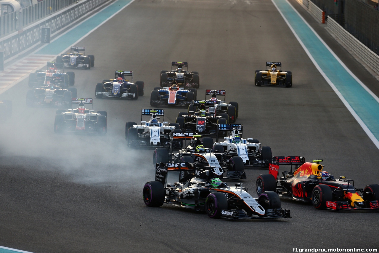 GP ABU DHABI, 27.11.2016 - Gara, Start of the race, Nico Hulkenberg (GER) Sahara Force India F1 VJM09 e Max Verstappen (NED) Red Bull Racing RB12